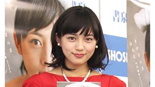 川口春奈、苦手爬虫類との撮影にビビった…興味本位の挑戦に笑顔