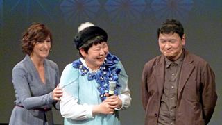 森三中・大島に、記念撮影やサインを求める観客が殺到!-ウディネ・ファーイースト映画祭