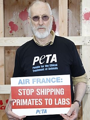 『ベイブ』ジェームズ・クロムウェル、霊長類輸送を続けるエールフランスに抗議