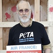 『ベイブ』ジェームズ・クロムウェル、霊長類輸送を続けるエールフランスに抗議