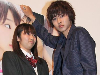 山崎賢人の 生 壁ドン にファン悲鳴 あんたの困ってる顔好きかも シネマトゥデイ 山崎賢人の 生 壁ドン にファン悲鳴 あんたの困ってる顔好きかも シネマトゥデイ