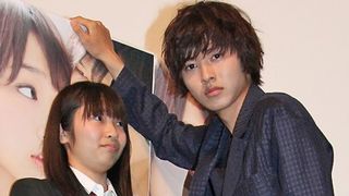 山崎賢人の“生・壁ドン”にファン悲鳴!「あんたの困ってる顔好きかも」