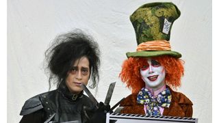 又吉がシザーハンズ、綾部がマッドハッターに大変身！