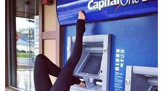 アレック・ボールドウィンの妻、逆立ちでATMから現金を引き出す