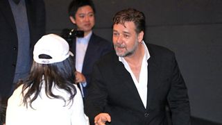 ラッセル・クロウがご機嫌来日!客席に下りてファンサービスも!
