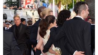 女優のスカートに男が頭を突っ込む 「アグリー・ベティ」女優が被害に