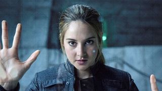美少女がビルから落下&廃墟を超高速移動!近未来SF『ダイバージェント』予告編が公開