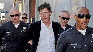ブラピの顔面にパンチ!お騒がせリポーターが映画プレミアで逮捕!