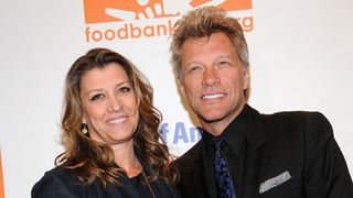ボン・ジョヴィの妻、手首を誤って切り緊急搬送…あまりの出血にジョン動揺