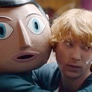 マイケル・ファスベンダーが決して被り物を脱がないバンドマンに!『FRANK -フランク-』10月日本公開