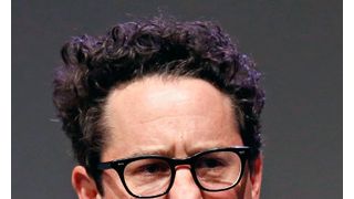 新『スター・ウォーズ』監督、情報漏えいに苦言…建設途中のミレニアム・ファルコンの画像が流出