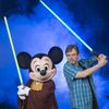 『スター・ウォーズ』老ルーク、ライトセーバーを手にミッキーと共演！