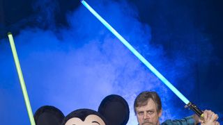 『スター・ウォーズ』老ルーク、ライトセーバーを手にミッキーと共演！