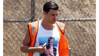 ブラッド・ピットを襲ったレポーター、社会奉仕活動中もおふざけは止まらず