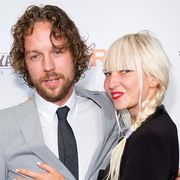 オーストラリアの女性歌手シーア・ファーラーが婚約