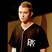 ジュード・ロウ長男、ランウェイデビュー!父親そっくりと評判