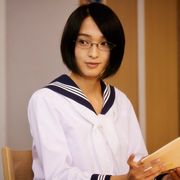佐藤かよ、セーラー服姿を初披露!眼鏡を掛けた女子高生に変身