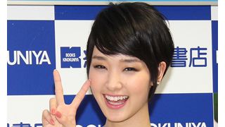 剛力彩芽、約2年ぶりの写真集で大人の色気をアピール「笑顔少なめ」