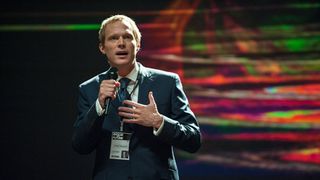 ポール・ベタニーから若者たちへ「携帯ではなく相手の目を見て」