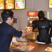 ロボコップ、映画館の平和を守るため自ら場内を掃除する