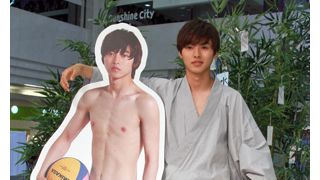 山崎賢人、等身大水着写真に大照れ「裸になるより恥ずかしい」