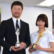 浅野忠信&二階堂ふみ、モスクワW受賞に歓喜の会見!トロフィーを手に感無量!