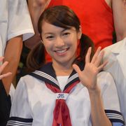 内山理名、セーラー服姿に「怖い」