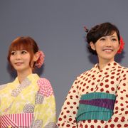 まゆゆ、しょこたんと浴衣の競演! 握手会再開に「うれしく思います」