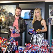 『トランスフォーマー』ヒロインがタカラトミーを訪問!おもちゃの変形に苦戦
