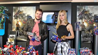『トランスフォーマー』ヒロインがタカラトミーを訪問!おもちゃの変形に苦戦
