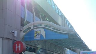 もはやコミコン名物？最新映画のパネルにどこまでも続く大行列！