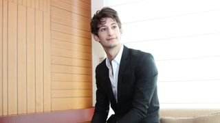 イヴ・サンローランを完コピ!?フランスの超イケメン俳優はカメレオン