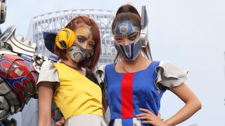 ざわちんと南明奈がまさかのトランスフォーマーメイクを披露! 人間以外のメイクは初!