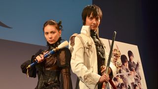秋元才加、「牙狼」の大胆衣装に自らツッコミ!