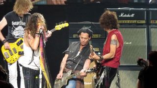 ジョニー・デップがエアロスミスのステージに飛び入り参加!