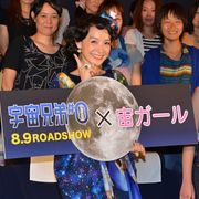 篠原ともえ、“宙ガール”ファッションで宇宙愛爆発!