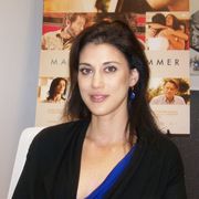 キリスト教徒の母はイスラム教徒の娘の結婚に断固反対!カンヌ映画祭で注目を浴びた女流監督、驚きの主演、脚本、監督3役