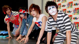 ゴールデンボンバー、台風の影響でライブ延期