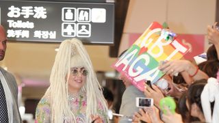 レディー・ガガ、全身スケスケタイツで来日!