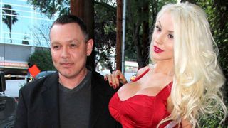 19歳の超セクシー妻と復縁!『グリーンマイル』54歳ダグ・ハッチソン、デレデレ