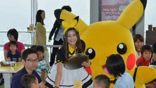 足立梨花、メイド服で絶対領域披露も「セクシーさはないので……」と謙遜！