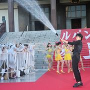 小栗旬、ホースで豪快に打ち水!勢い余って報道陣にも大放水!?
