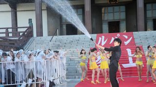 小栗旬、ホースで豪快に打ち水!勢い余って報道陣にも大放水!?