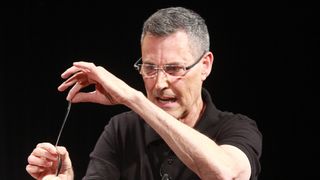 緊急来日のユリ・ゲラー、矢追純一と40年ぶりに共演！スプーン曲げを生披露！