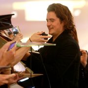 オーランド・ブルームが羽田に到着!300人のファン一人一人にファンサービス