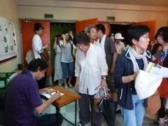 人で賑わうロビー