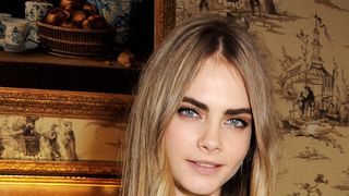 22歳超美女モデルがヌードになって妖艶に誘惑!カーラ・デルヴィーニュ、トムフォードの香水の広告に