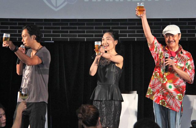 人気声優・坂本真綾、初体験にドキドキ！ビール片手にファンと交流！