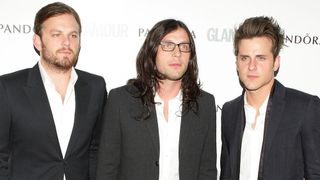 ツアーバス事故でドラマーが負傷したキングス・オブ・レオン　コンサートをさらにキャンセル