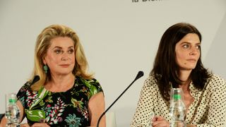 フランスの大女優ドヌーヴ、娘との共演作で母娘そろってベネチア入り!